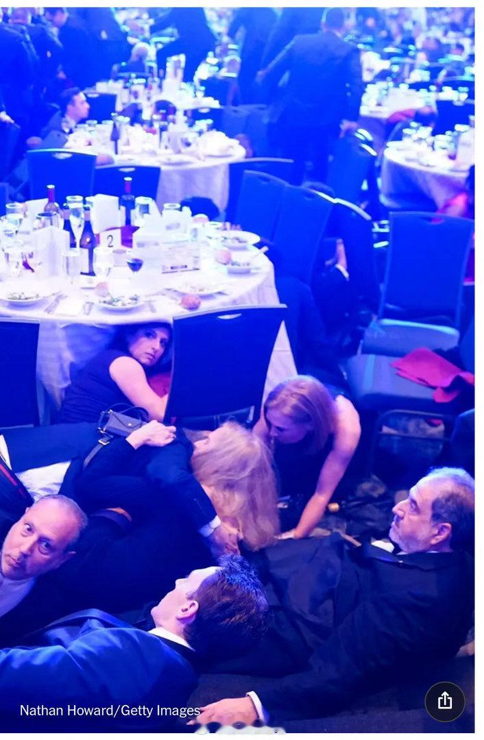 周六晚上，在听到几声巨大的砰砰声后，特朗普总统被紧急护送离开白宫记者晚宴。这是在