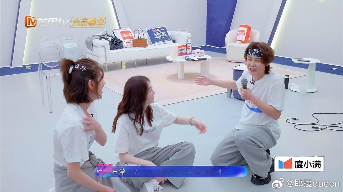 李小冉教王濛比心别让我们武将干这些，王濛遇上手势舞主打一个邦邦两拳，别人是放胸前