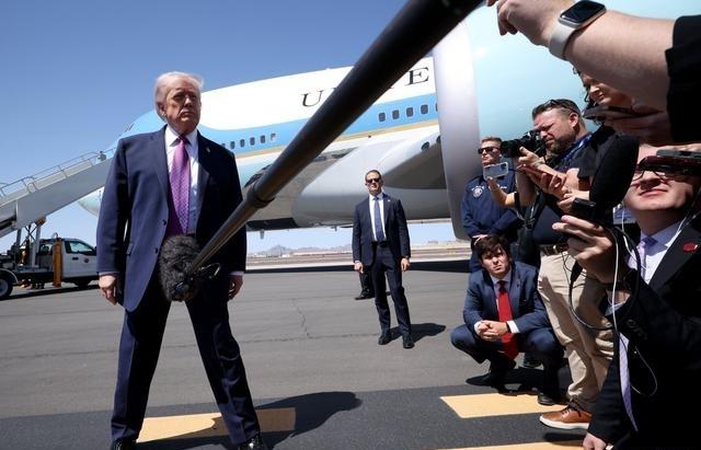 一方面宣称谈判，另一方面升级局势。特朗普刚刚宣布，炮轰并扣押了一艘伊朗货船。“今