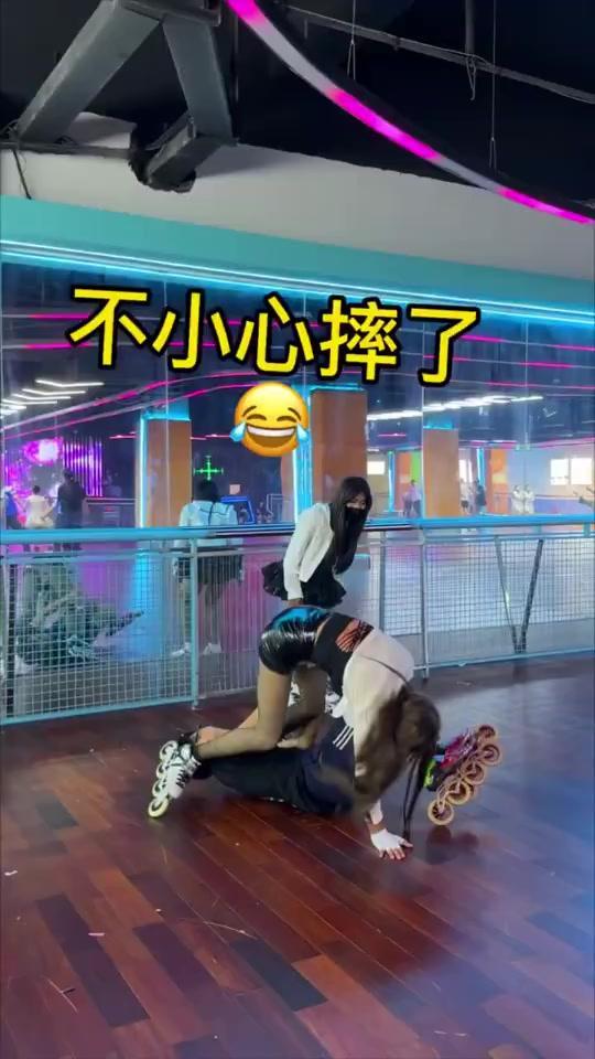 小伙子一个小失误，完全自带喜感，酣畅淋漓的运动瞬间多了点欢乐小插曲，看得人忍不住