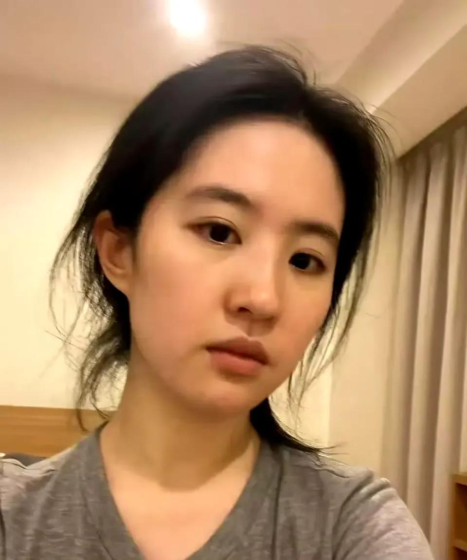 38岁刘亦菲纯素颜出镜美貌毫不打折 ​​​明星 刘亦菲 刘亦菲​​​​ 刘亦菲红