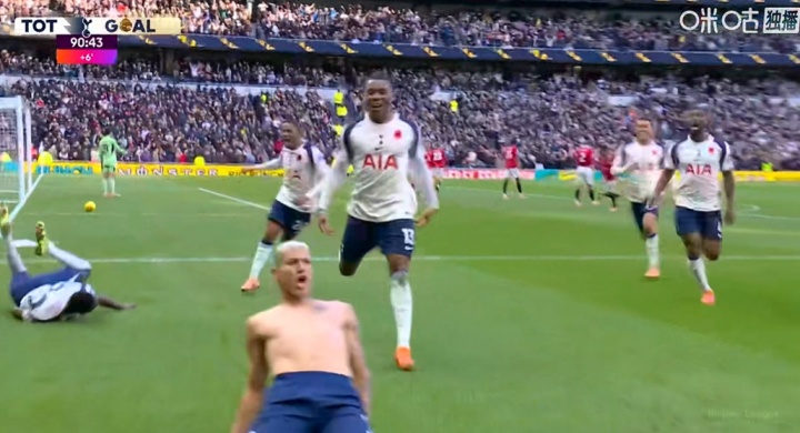 第91分钟破门反超曼联！里沙利松脱衣滑跪庆祝，随后捂脸情难自已