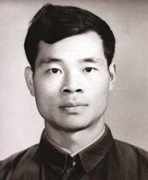1982年，医生根据罗健夫的遗愿剖开了他的遗体，结果震惊发现，他全身都布满了癌肿