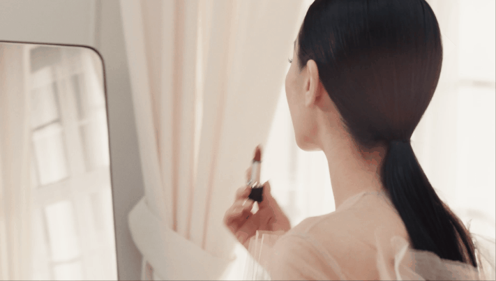 #迪丽热巴唇妆# 每一次亮相都是一次视觉盛宴。那精致的唇形搭配迷人的色彩，仿佛在