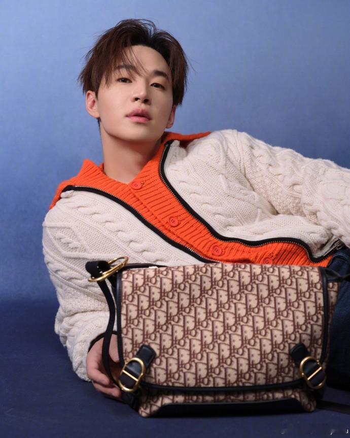 刘宪华穿着浴袍在阳台拉琴 这氛围感拉满了！白色浴袍配木质阳台，铁塔灯光在他身后晕