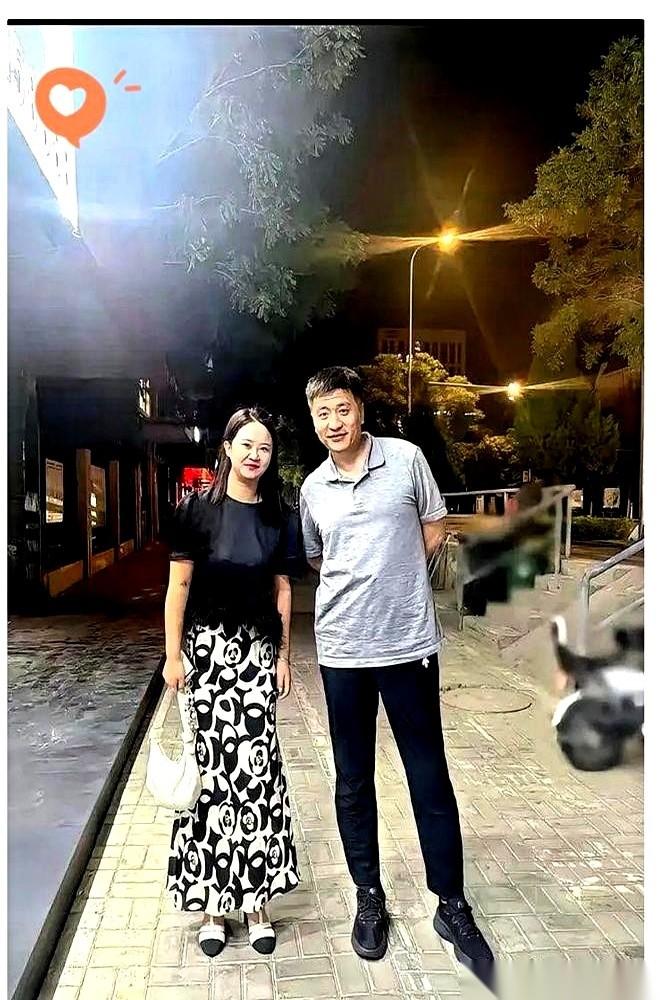 高考出分，志愿填报进入读秒阶段。张雪峰的一张街头旧照，突然在全网疯传。
这段时间
