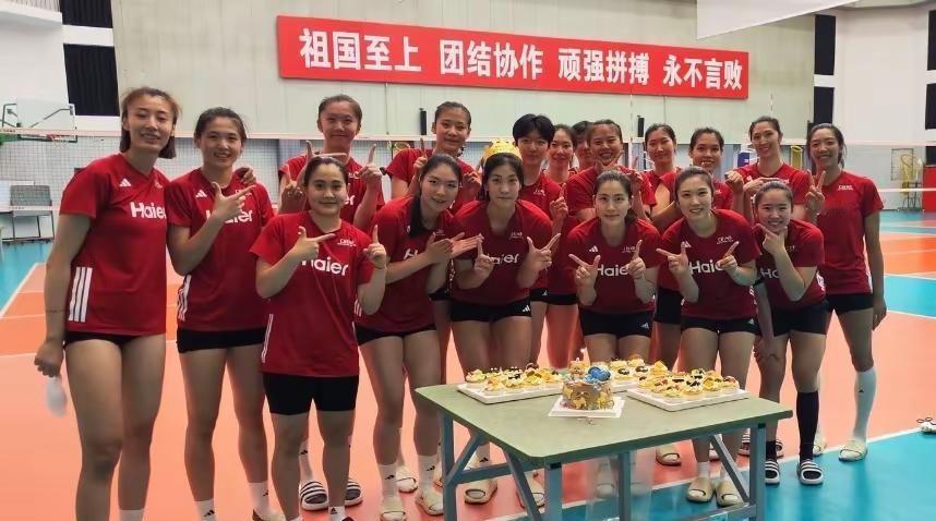 中国女排大合影，吴梦洁归队合练了。正在集训中的中国女排，在给生日的杨舒茗庆生，大