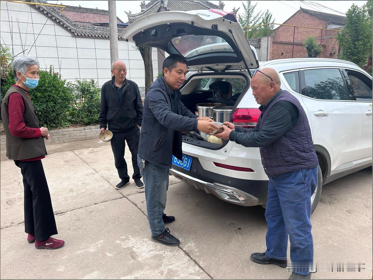 养老服务无小事，舌尖温暖见初心。为破解村内老年人“做饭难、就餐难”问题，段家村聚