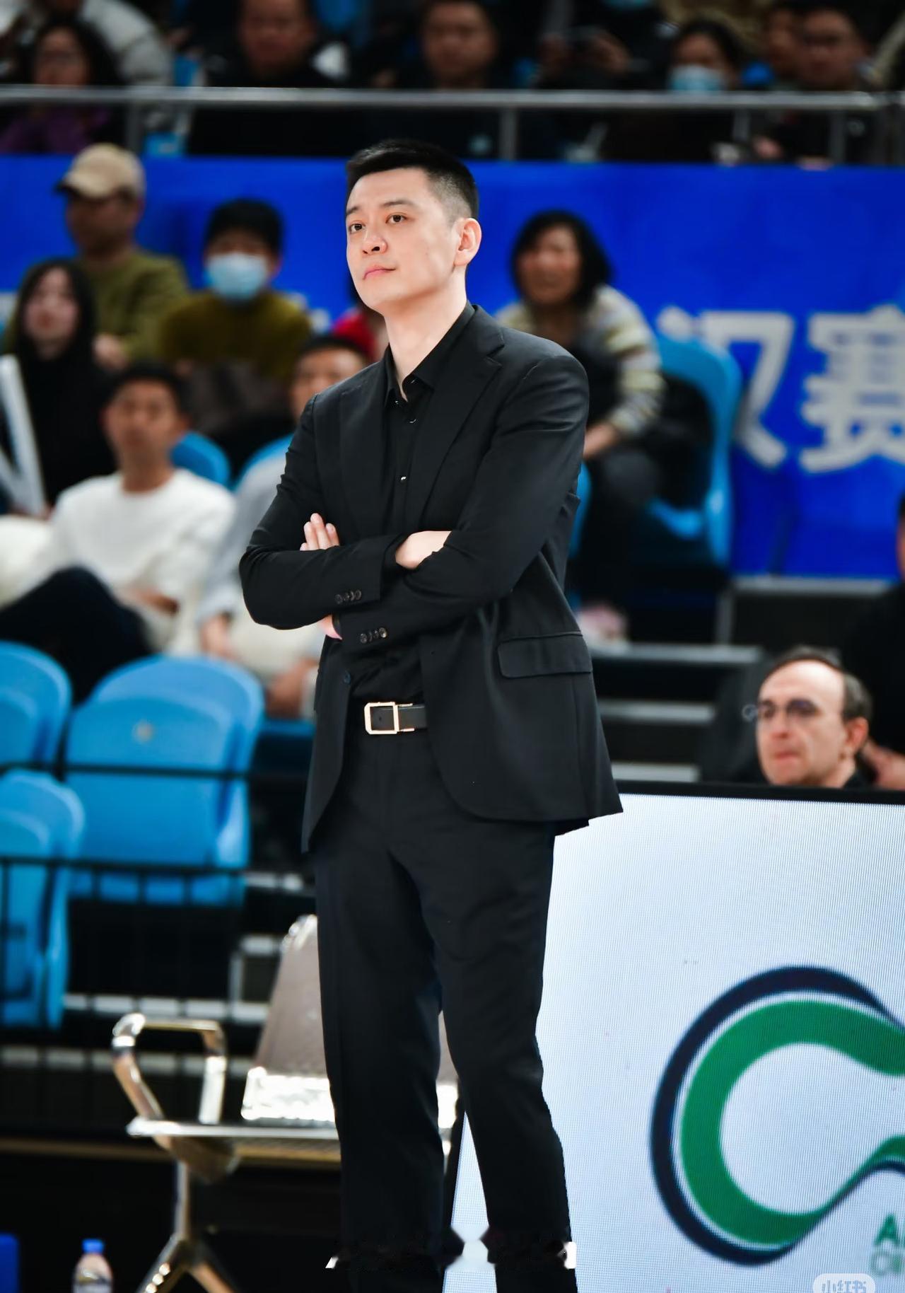 杨鸣心里有多憋屈，辽宁这场输得有多难受。 他不是爱发急，是真觉得判罚不对味，前三