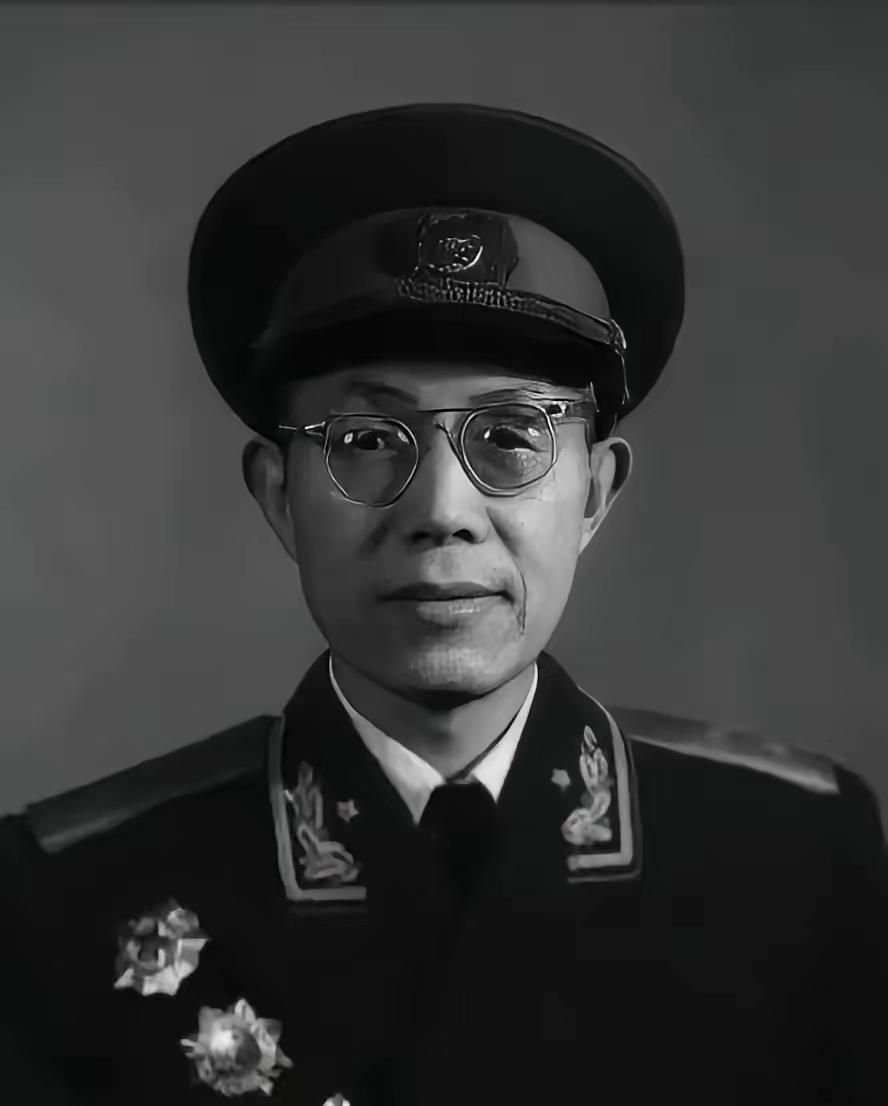 1937年，一红军干部流浪大西北，靠给地主写对联谋生。地主看完字迹后，压低声音：