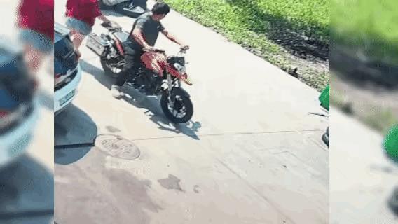 红衣小姐姐，他以后应该不会在坐摩托车了。