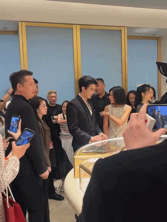 吴磊小孩姐给吴磊出神图了好好感受吴磊建模脸的强大实力！小孩姐拿电话手表仰拍随手拍