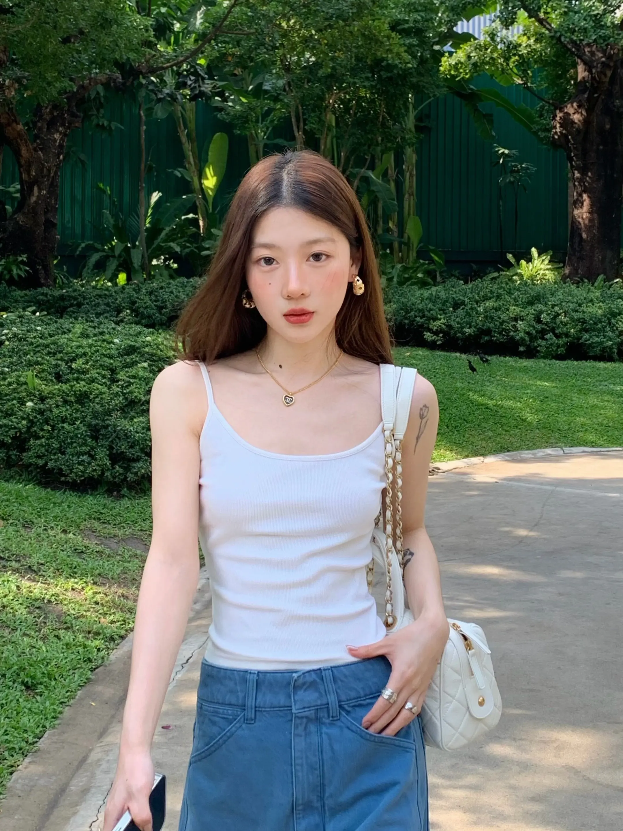 夏天穿搭 背心穿搭 简约大方的夏日度假穿搭法则 夏日穿搭 度假穿搭