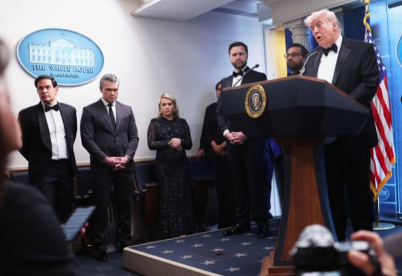 晚宴枪击案发生后半小时，特朗普举行新闻发布会，
看看他身边站立的大佬们，个个一袭