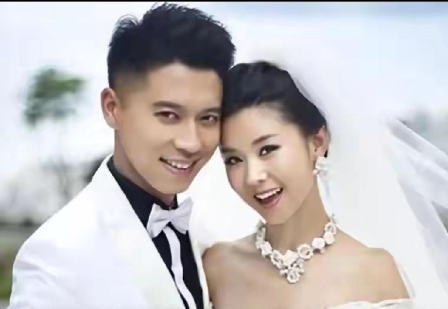 嫁隐形富二代！李小萌住豪宅开劳斯莱斯，40岁被曝怀三胎
 
          