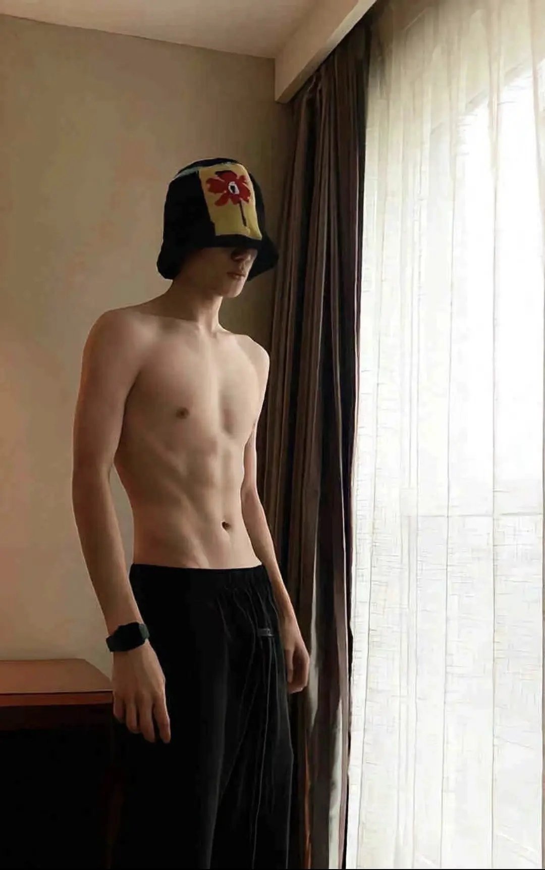 胡先煦的身材确定不是诈骗吗？拍出来的就是平板身材啊 ​​​