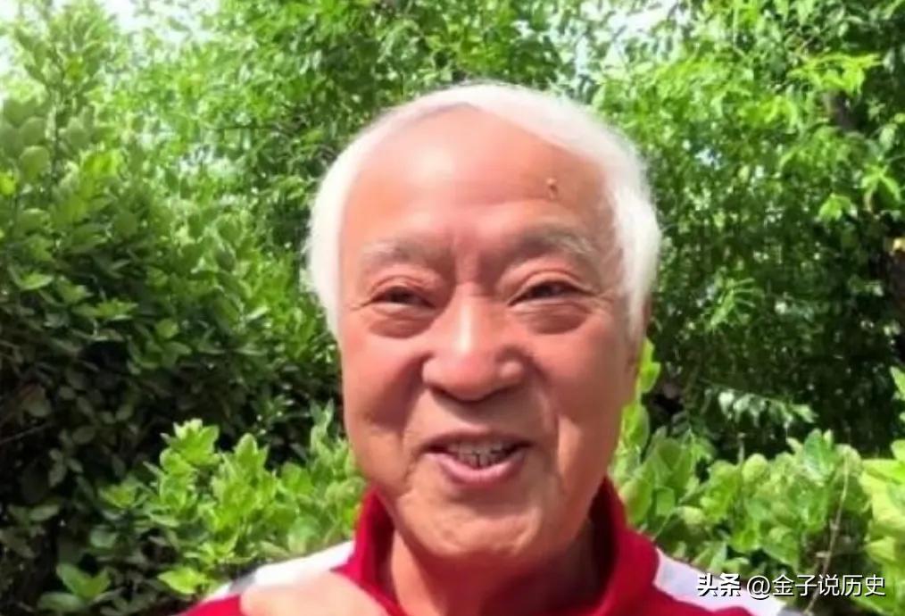 2009年，常宝华icon收徒宴，25桌大腕儿正喝着呢，牛群猛地站起来：“师父，