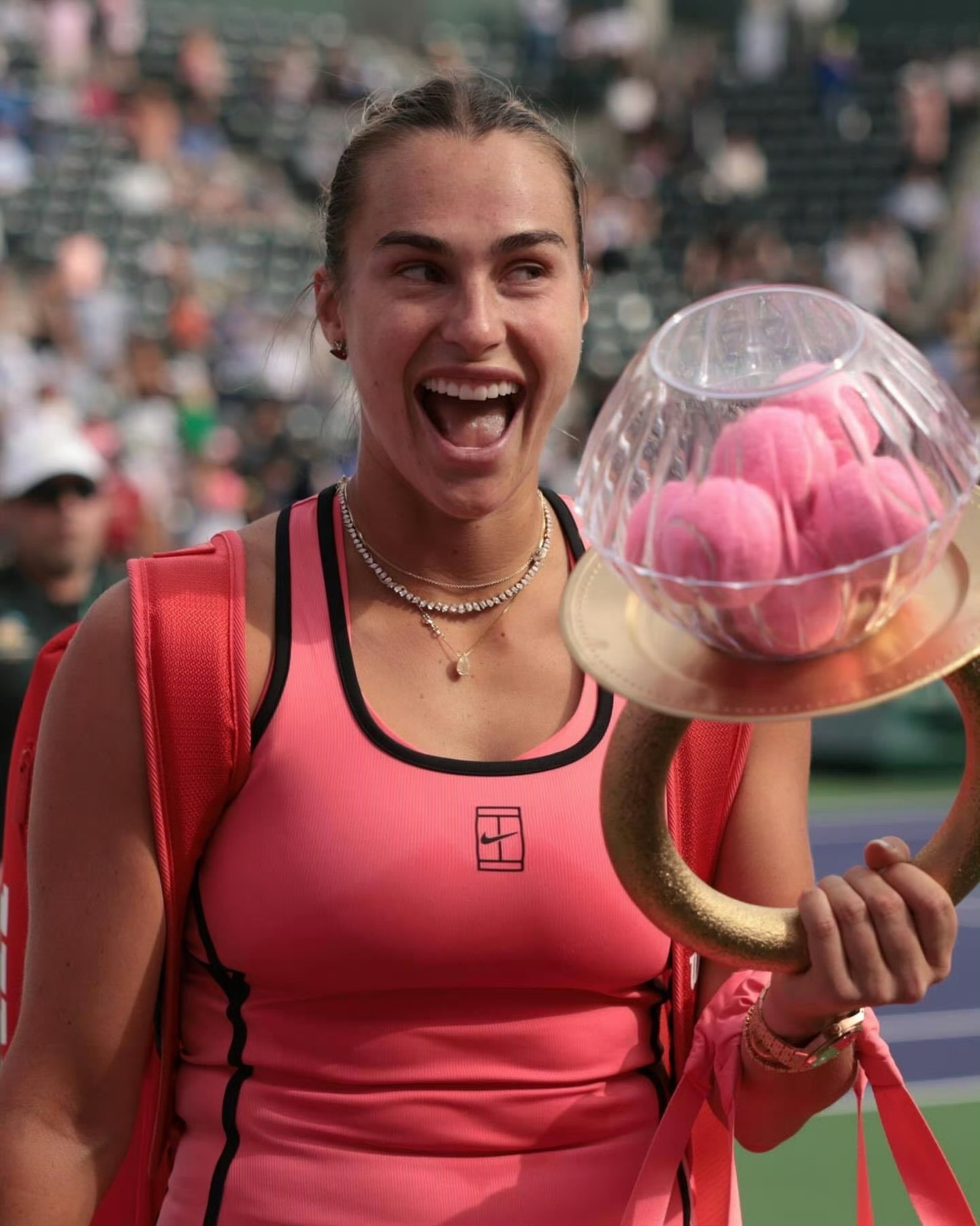 运动场上闪耀的她明天就是女神节了，萨巴伦卡收到一个比她的💍还要大的💍——粉丝