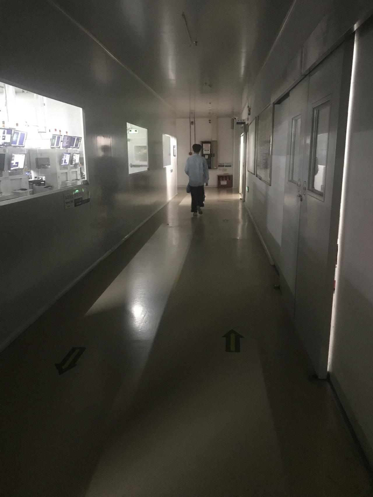 对于我来说，
没有专门的夏日，
只有工厂的白班和夜班。