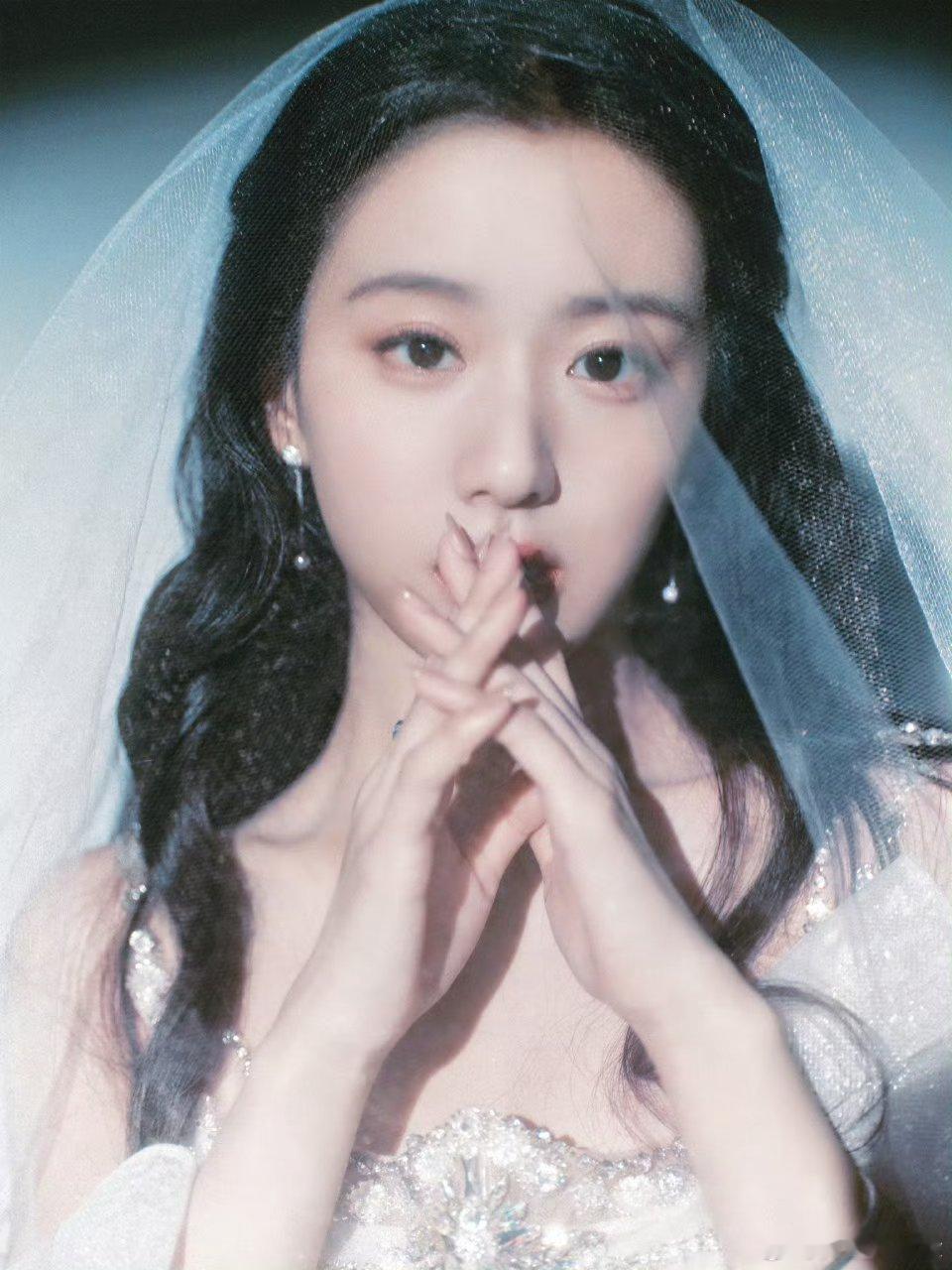 包上恩穿了艾莎公主的礼服一袭冰蓝裙，包上恩化身冰雪女王，这个颜值真的长在了我的审