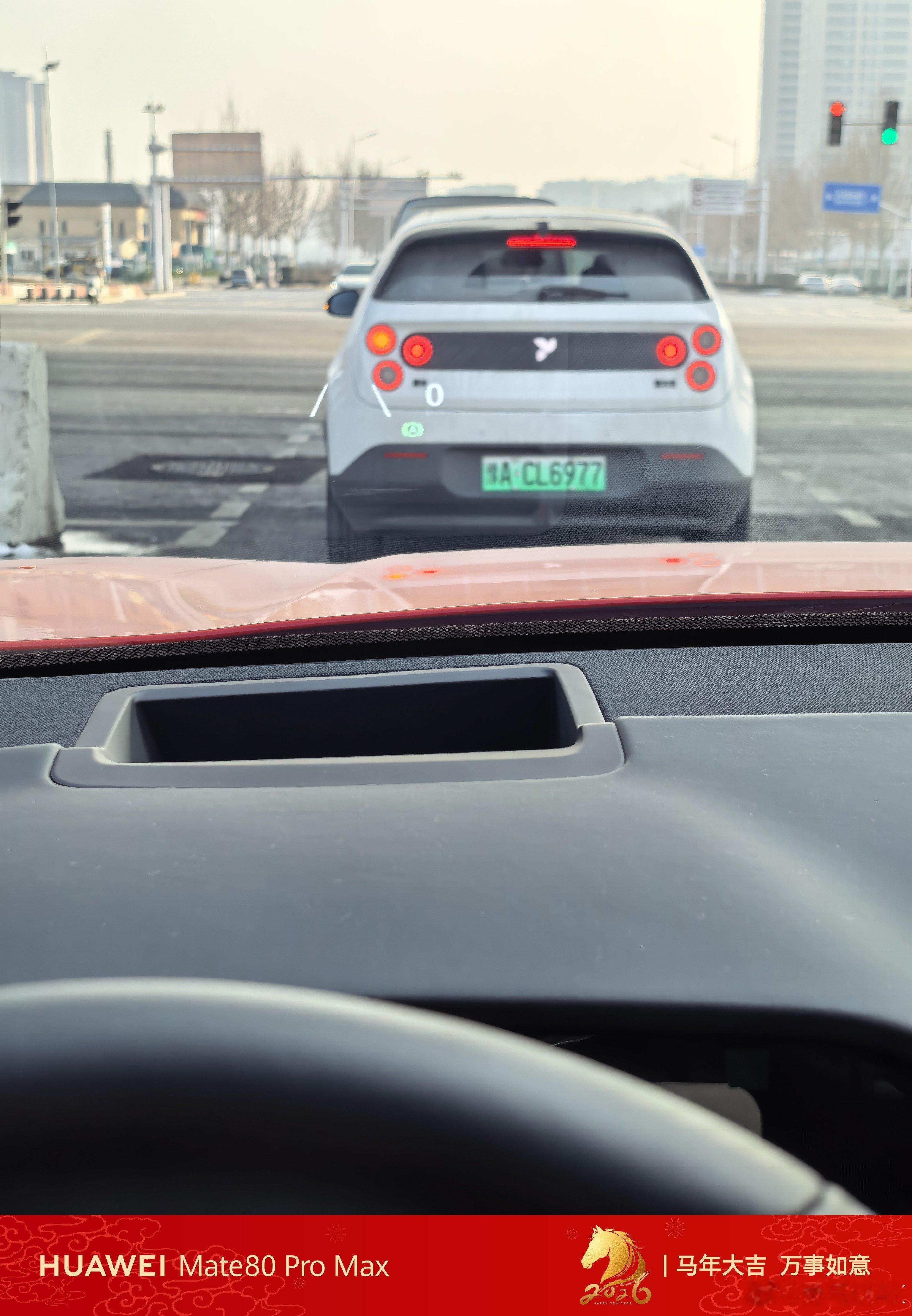 路上偶遇萤火虫这车的辨识度太高了 