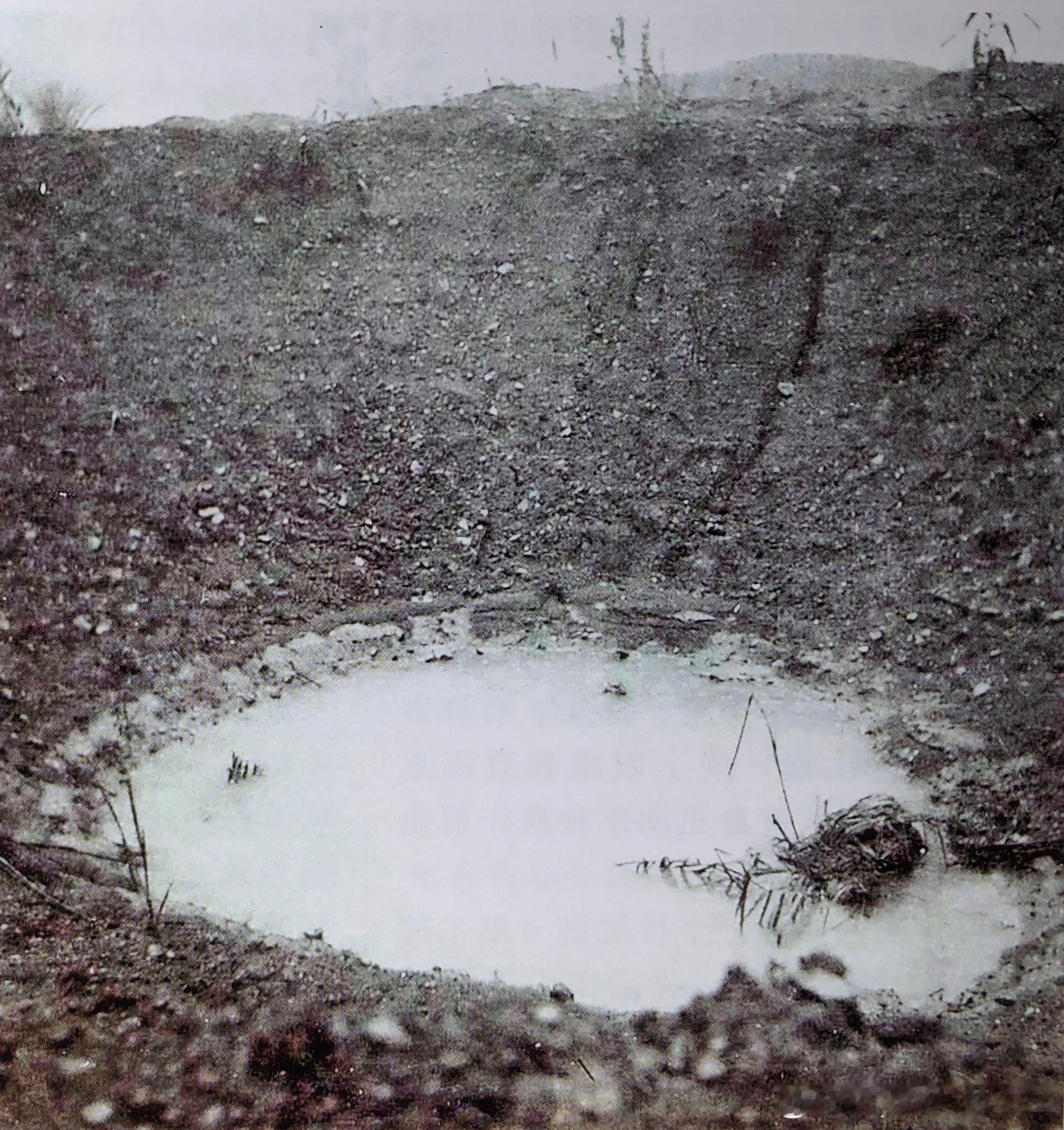 1966年10月6日美军轰炸援越部队6支队37大队（工程兵315团），炸弹坑直径