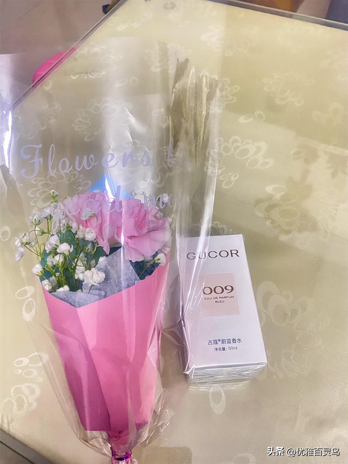 今天女神节真的太幸福啦！下班一进门，女儿就冲过来给了我一个大大的拥抱，手里还捧着