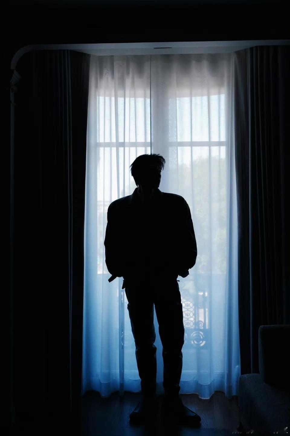 魏大勋准备中一会儿见魏大勋长皮靴魏大勋准备中，一会儿见，[亲亲][亲亲][亲亲]