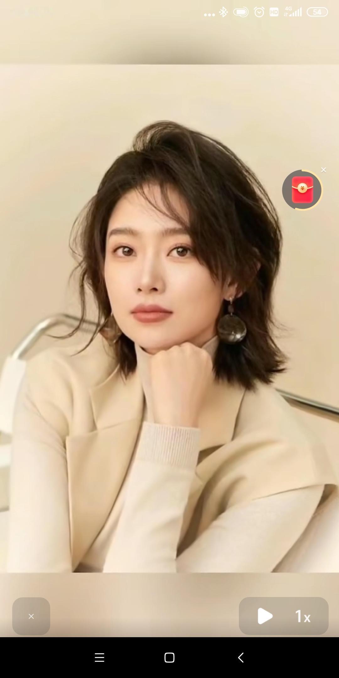 央视美女李七月，宛如一颗闪耀却低调的星。她是八零后，从哈尔滨这座美丽冰城出发，一