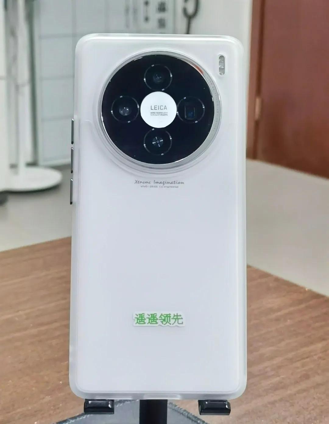 X100还得是白色，通透耐看。换了手机壳，俺就是遥遥领先了……