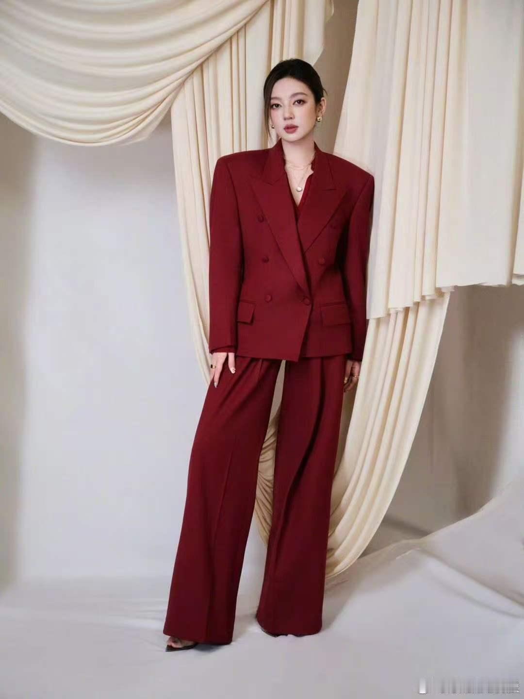 何瑞贤红的绿的白的都是美的 何瑞贤还需联谊吗？红装飒爽绿装清新白装纯洁，件件都气