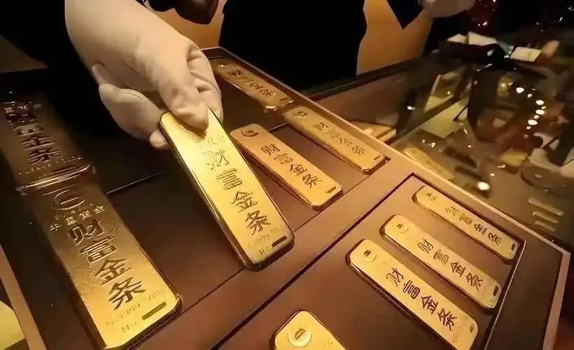 奇葩复奇葩，奇葩何其多。浙江杭州，女士在15年前将在某商场买的两根20克金条存放