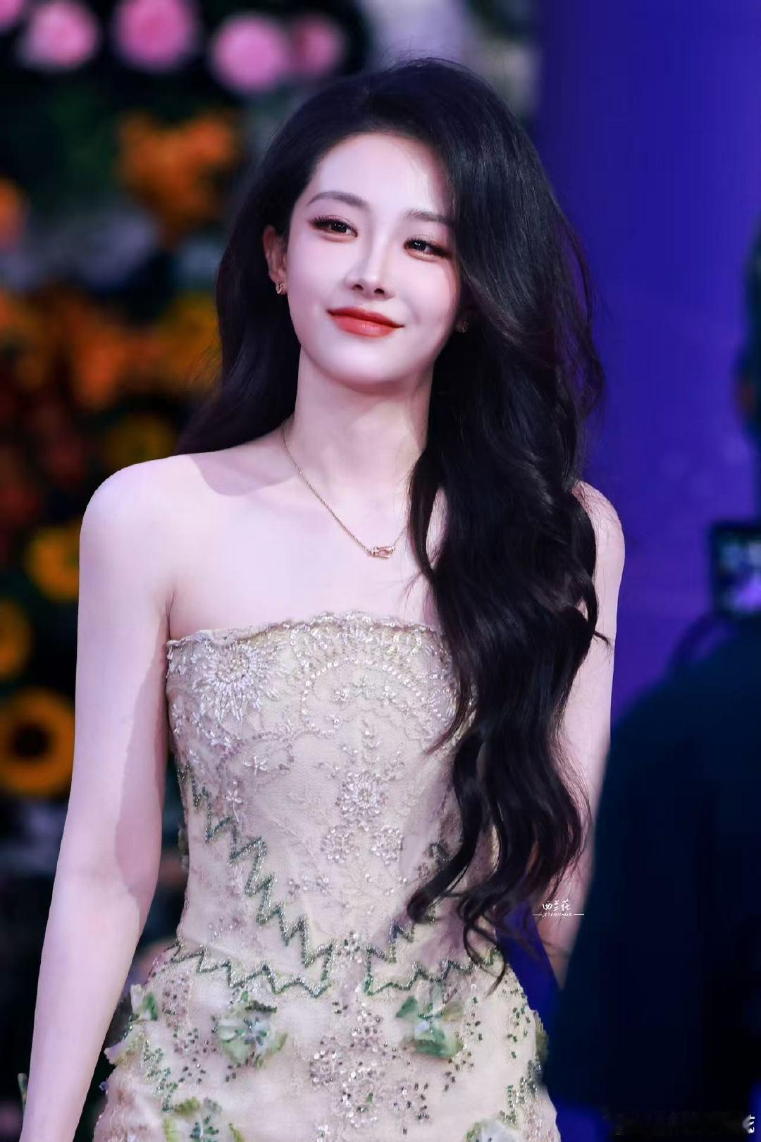 喻言在飞机上化百花奖红毯妆容喻言自己化的百花奖红毯妆容 没有化妆师随行，机舱就地