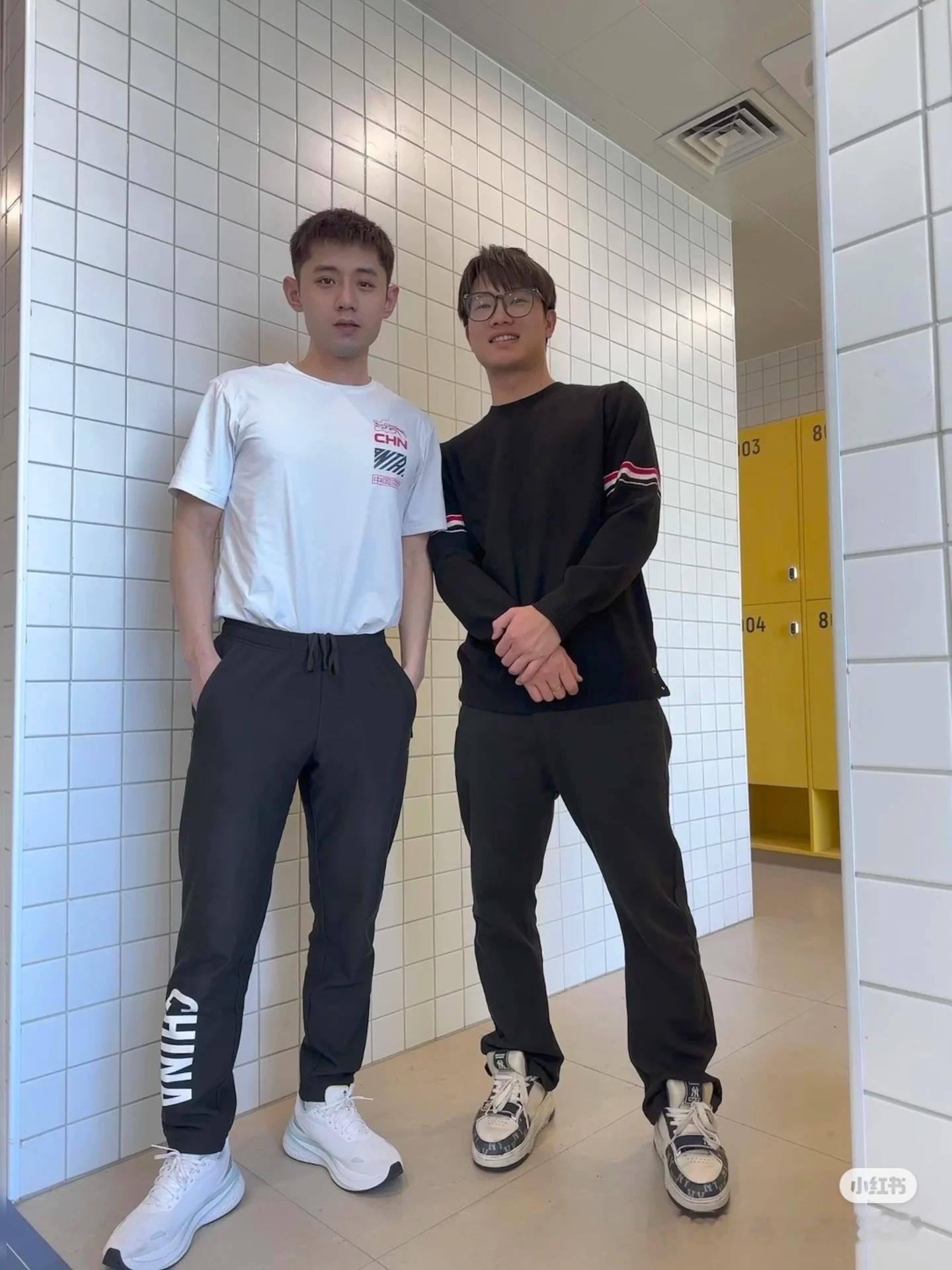 哥宝剪头发啦[亲亲]Tony老师剪完后还收到了哥哥送的小白球定制钥匙扣，狗宝好～