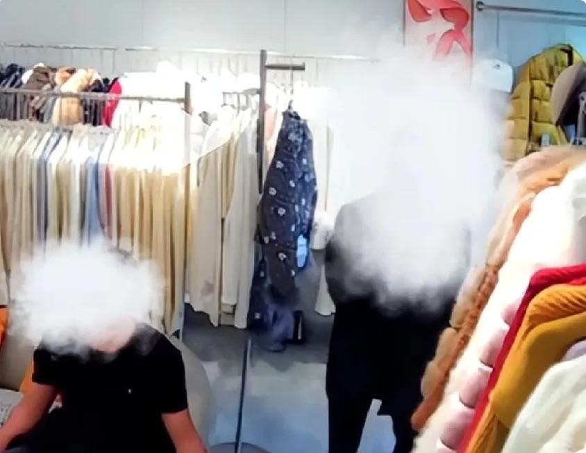 爱而不得，痛下杀手。跨年夜，浙江衢州一男子捅了前女友26刀。女子跑了又被拽回，扬