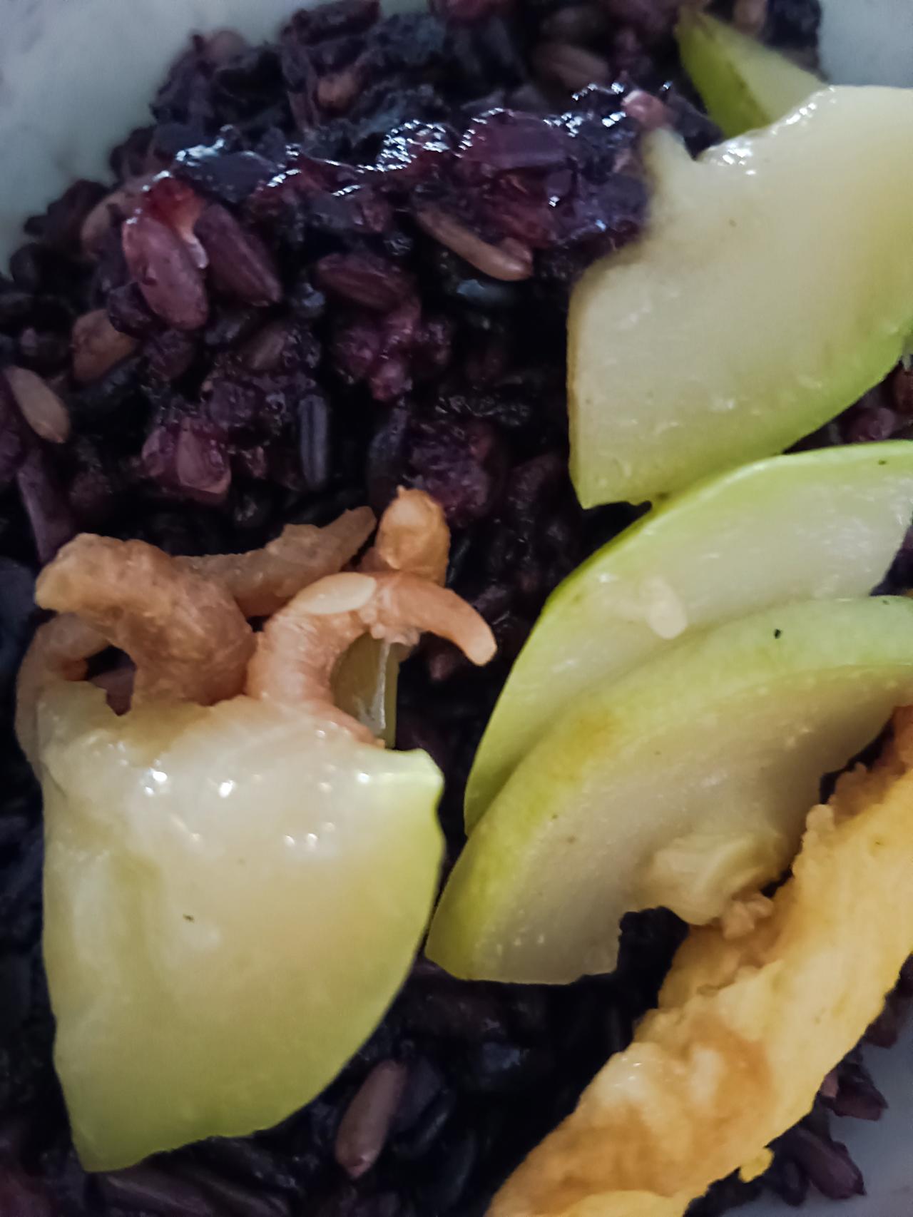 秋来花落尽，涑水寒气生。
晨炊糙米饭，窗外正天晴。
八下都合适，万事皆亨通。
—