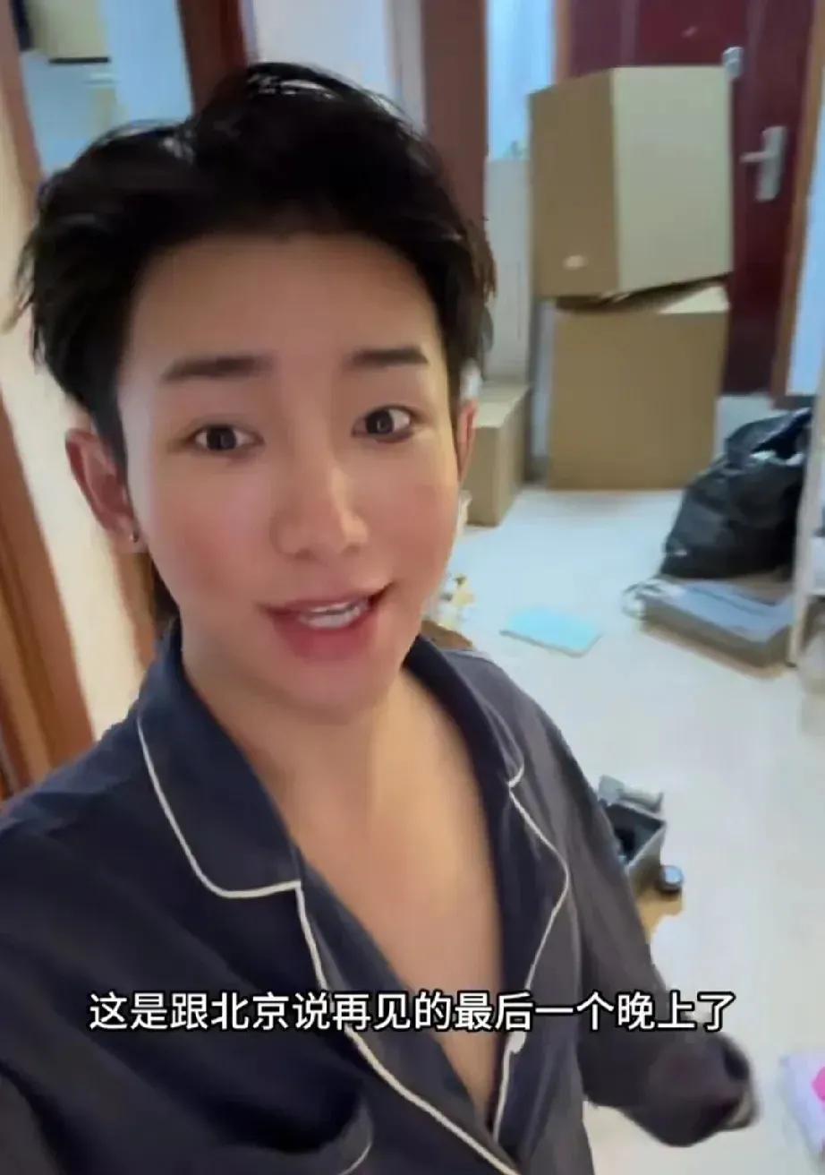 张兰团队的家郡单飞以后，形象也从男人变成了女人。
主打的就是贵妇卖包。
话说他这