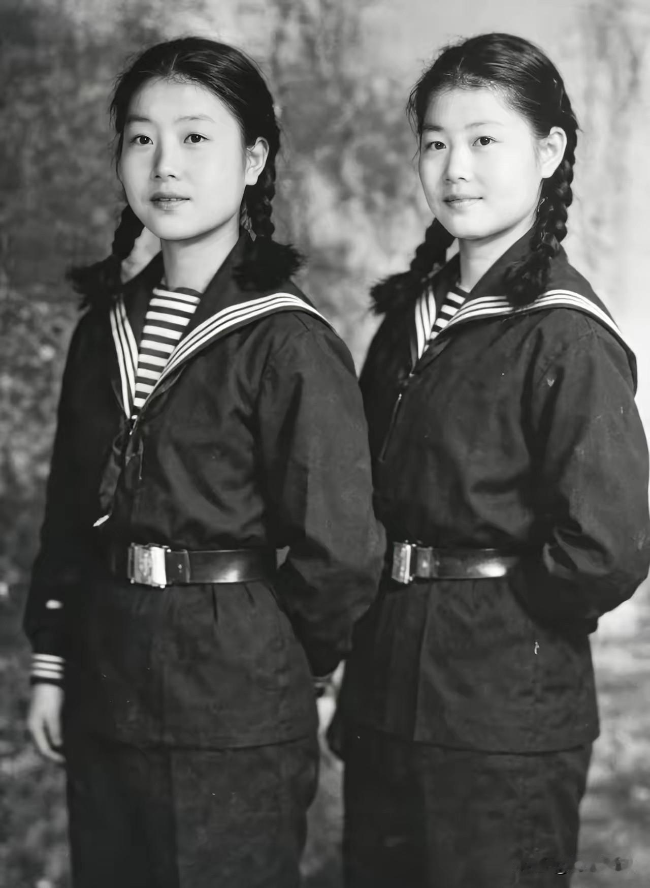 新中国第一代潜艇女兵罗传芳和罗治淮，身穿水兵服英姿飒爽，巾帼不让须眉的传奇典范！
