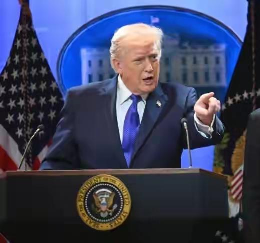 美伊谈判还没开始，特朗普就先放狠话：谈不拢随时恢复动武
 
特朗普这波操作，像极