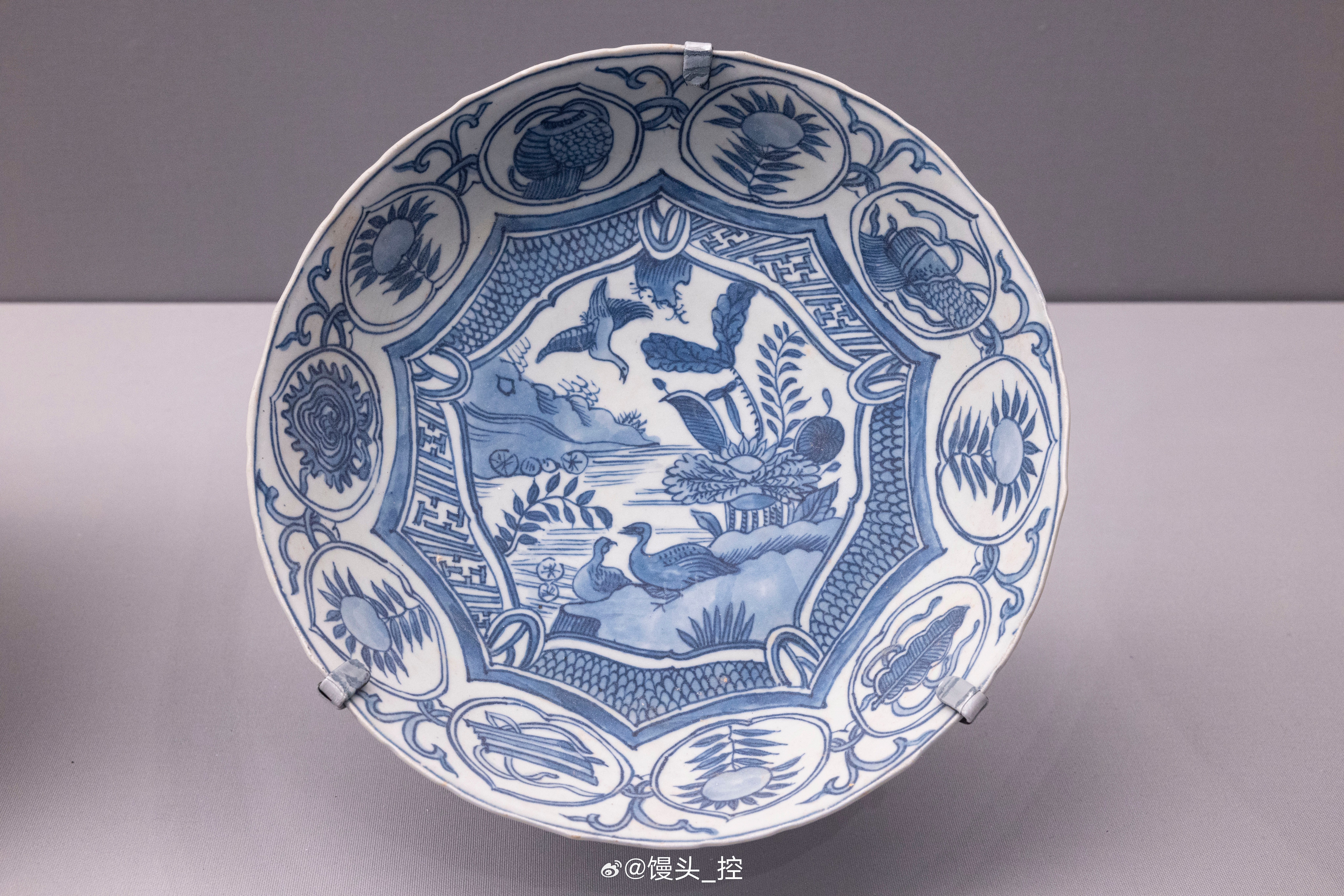 景德镇窑青花开光莲荷水禽纹盘明万历(1573一1620年)高5.2、口径25.2