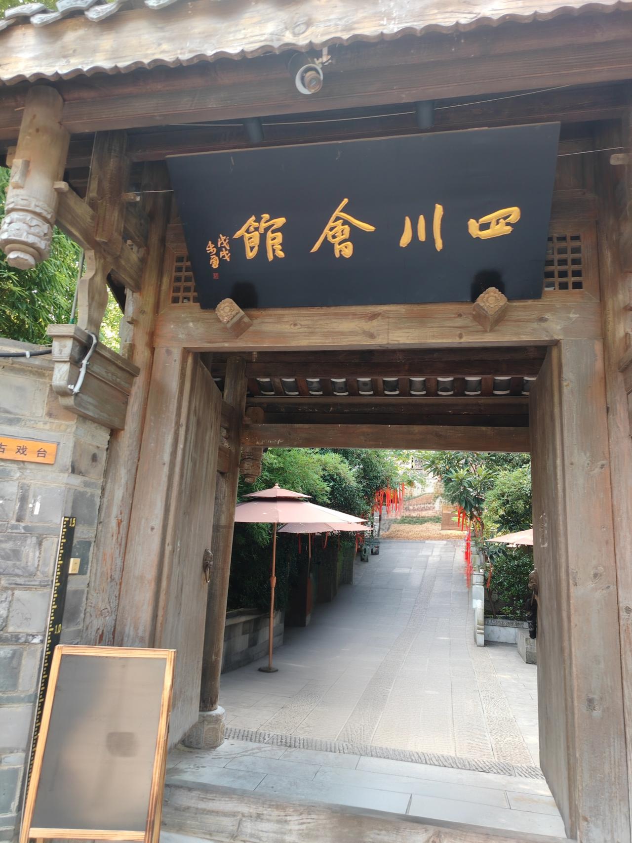升学宴是否应该取消升学宴不该一刀切取消，但变味的攀比宴、敛财宴必须坚决纠偏。金榜
