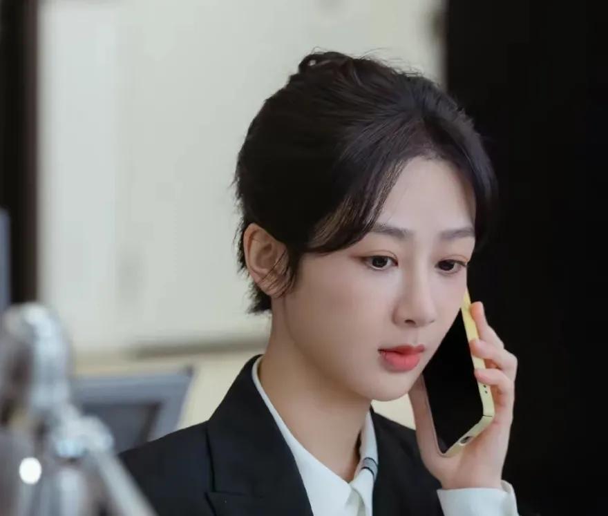 杨紫
在承欢记这部剧里
麦承欢这个造型超美
无论发型还是服装
都充满了魅力
我觉
