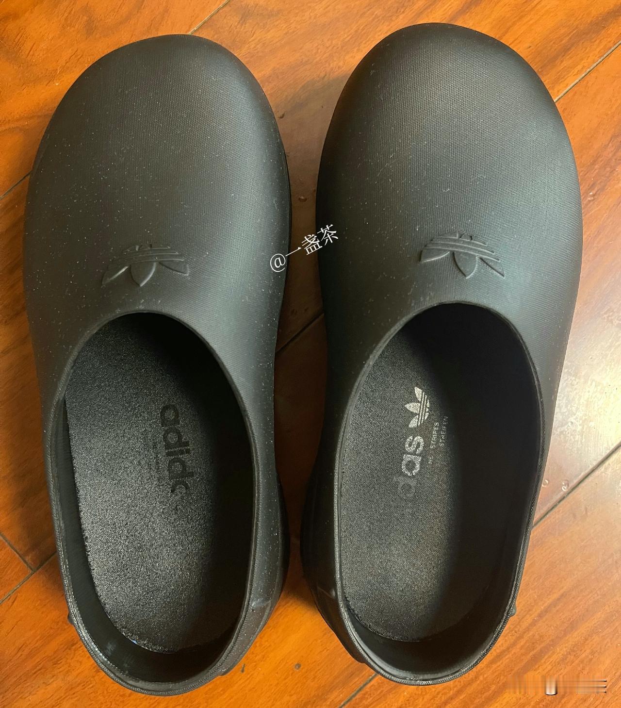 女儿要给我买一双网红厨师鞋，照片发过来一刹那，我笑得前仰后合，直呼铁臂阿童木他奶