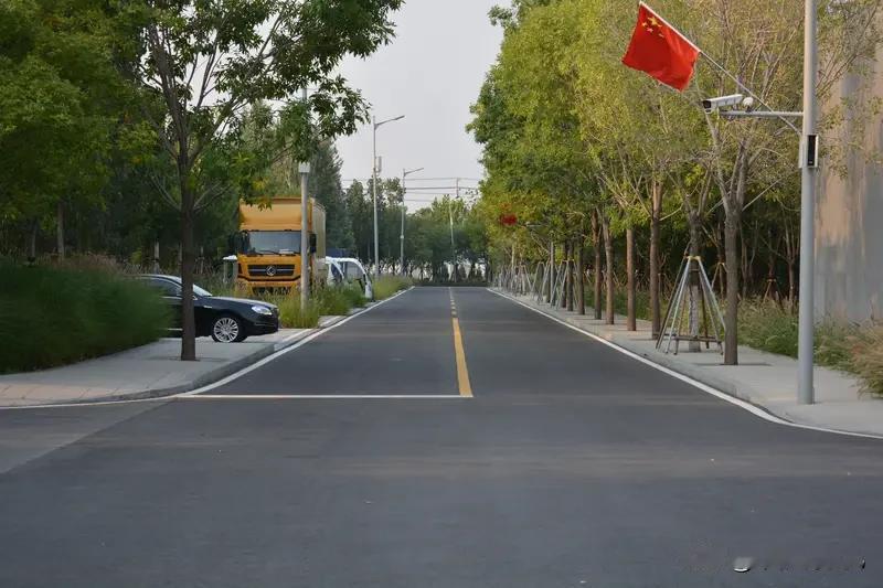 共同富裕实现的基础是什么?共同富裕实现的基础是走集体化道路，让每个人都能有工作权