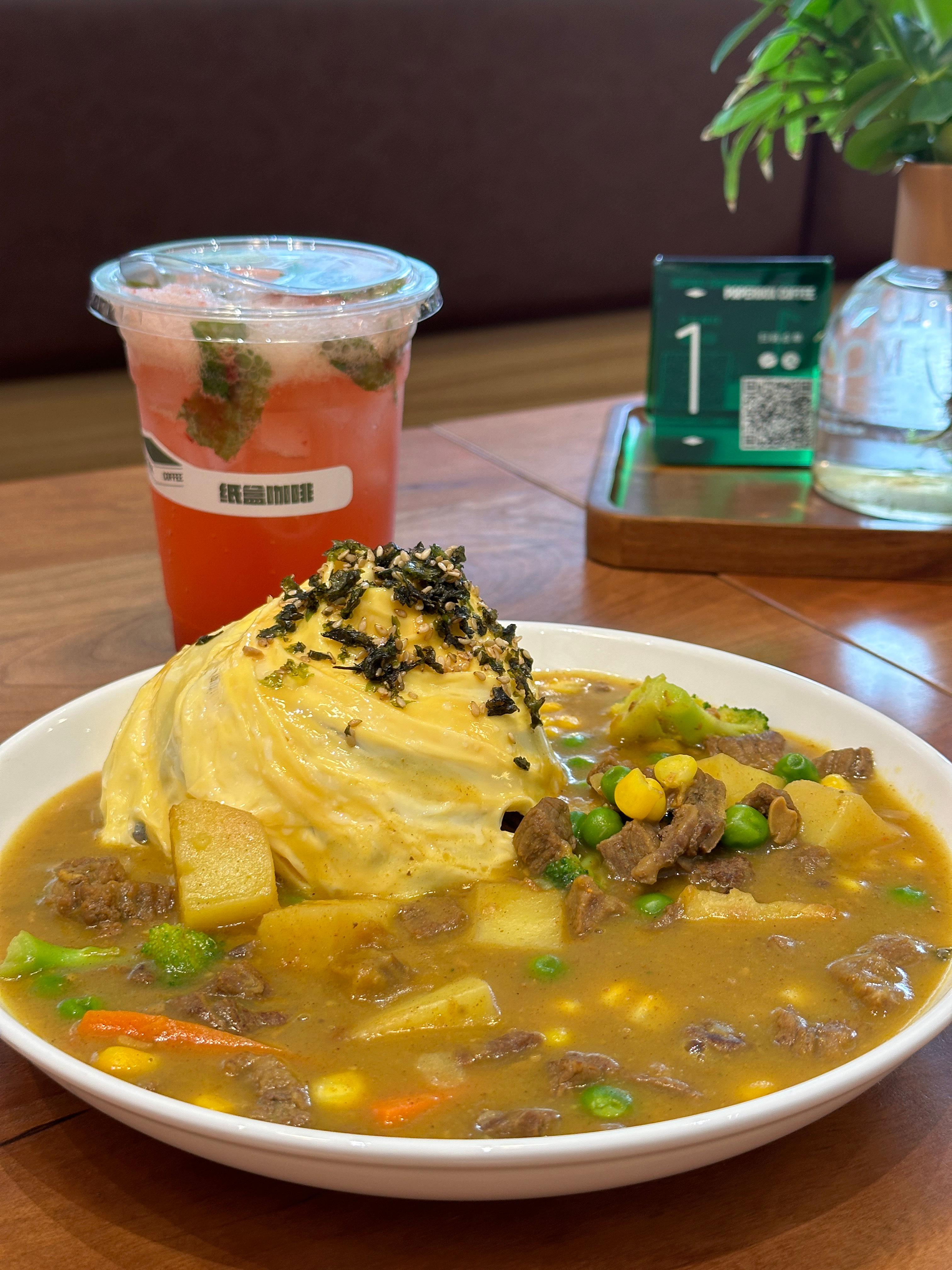 下雨惹！！闷闷的 一股柏油蒸发味 ​​​