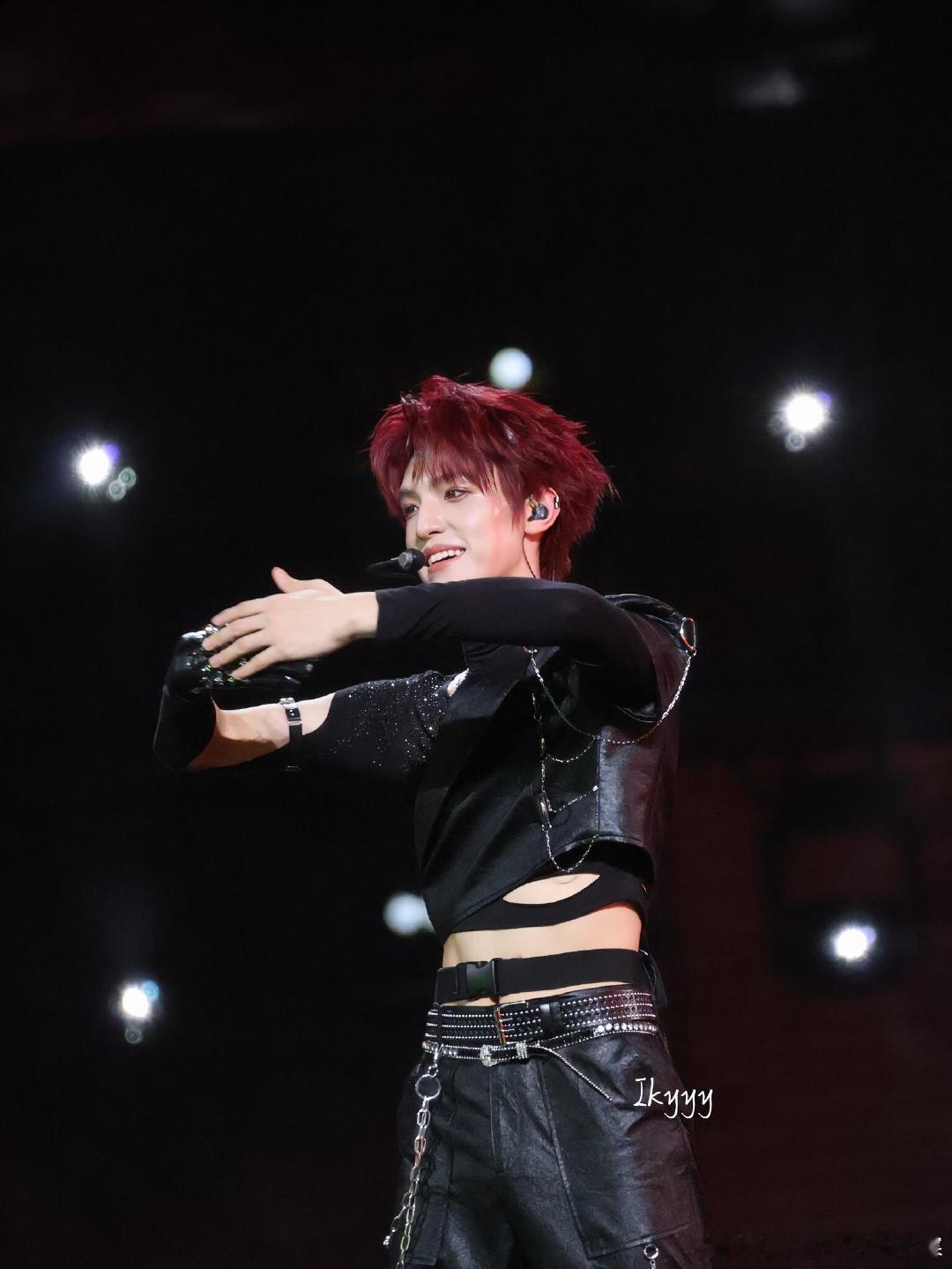 张泽禹好身材就是要展露 不得不夸张泽禹的身材管理，薄肌紧致线条漂亮，一张少年感十