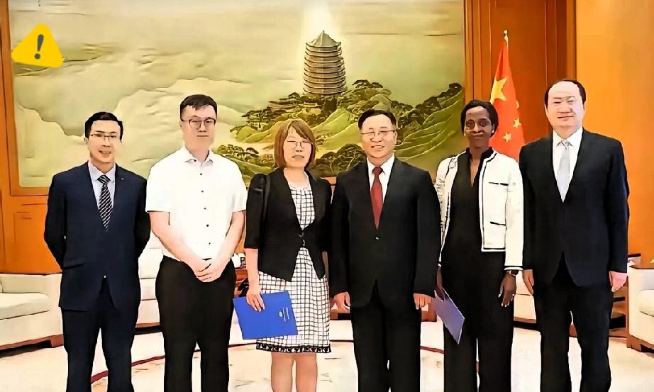 汤家凤当众质问一个前外交官，拿就业和民生追问移民开放，对方全程沉默。
 
真的太