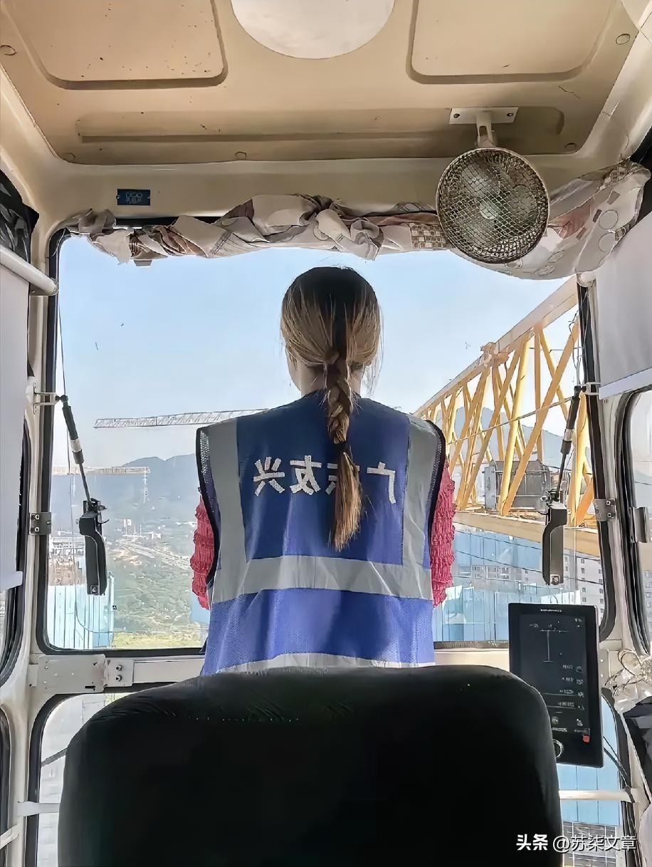 36岁塔吊女司机被工地清退，四个月两万五工资一分没结。她没哭闹，把安全帽扔进垃圾