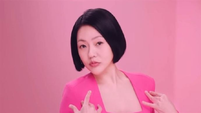 小S复工更新小S说姐回来了 26日，小S在社交平台更新，分享自己代言的品牌广告，