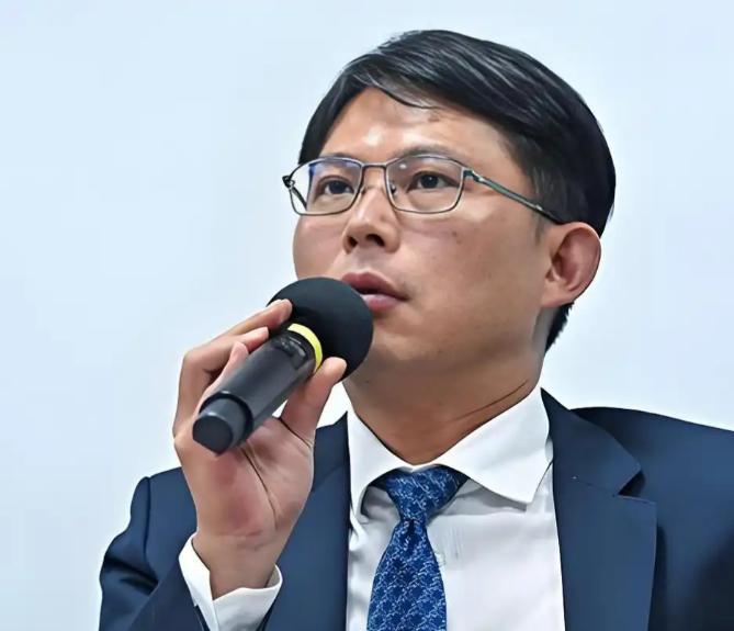 民众党主席黄国昌曾说，“台湾人不必承认自己是中国公民，从文化和种族方面来讲，你的